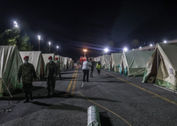 Frikë dhe ankth nga tërmeti në Greqi, banorët në Kretë e kalojnë natën jashtë. Vijon të ketë lëkundje