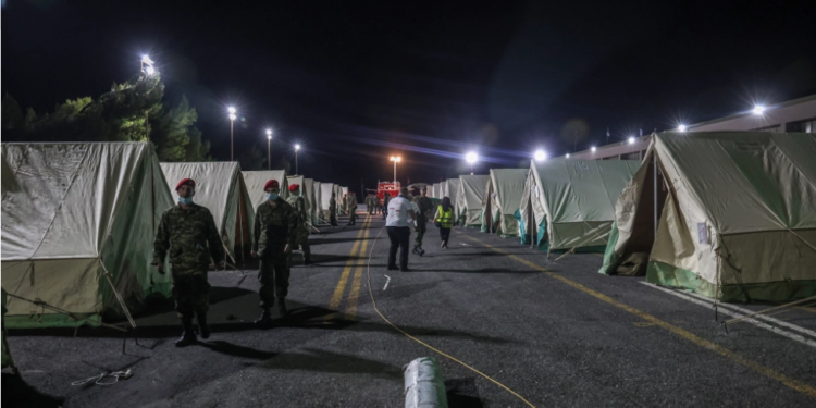 Frikë dhe ankth nga tërmeti në Greqi, banorët në Kretë e kalojnë natën jashtë. Vijon të ketë lëkundje