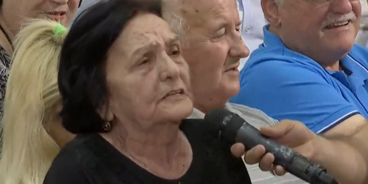 E moshuara në Vlorë përballë Berishës: Flasin në televizor se fëmijët e tu janë pasuruar, punë e madhe, këtu janë pasuruar gjithë fshatarët, i ke parë me vila…