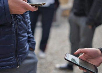 Greqia jep 50 GB internet falas për fëmijët 15-17 vjeç që vaksinohen