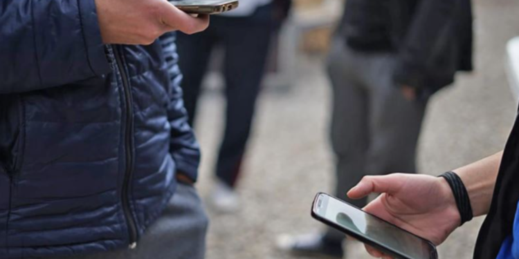 Greqia jep 50 GB internet falas për fëmijët 15-17 vjeç që vaksinohen