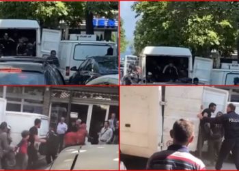 Pamje të frikshme/ Polici hap derën e furgonit në Pogradec, dalin dhjetra emigrantë nga Siria (VIDEO)