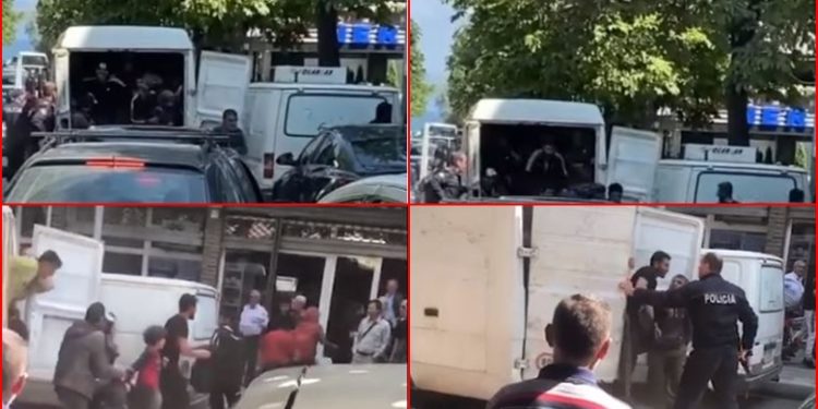Pamje të frikshme/ Polici hap derën e furgonit në Pogradec, dalin dhjetra emigrantë nga Siria (VIDEO)