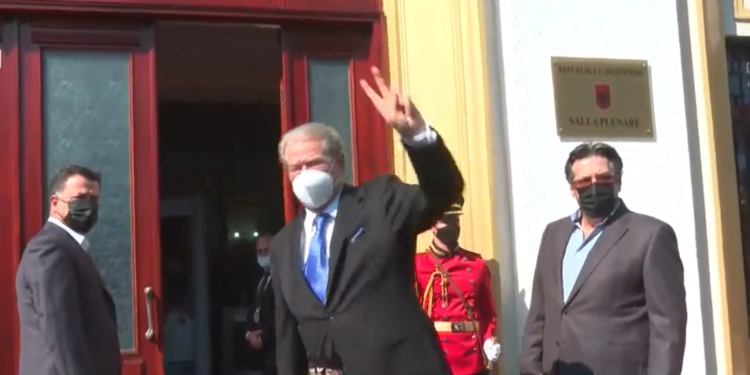 Berisha shkon në Kuvend: Basha është i pashpresë, ka bërë pazar me Ramën. Sot nis beteja për shpëtimin e PD-së