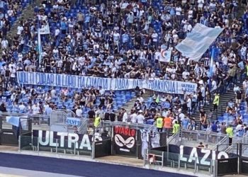 Gafa ndaj Galatasaray, tifozët mbështesin Strakoshën me banderolën emocionuese