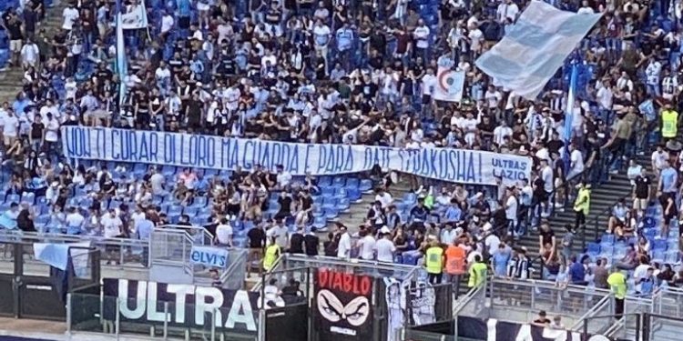 Gafa ndaj Galatasaray, tifozët mbështesin Strakoshën me banderolën emocionuese