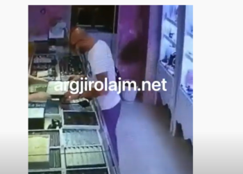 Gjirokastër, klienti hyn për të blerë, por del si hajdut. Shihni si merret byzylyku në argjendari (VIDEO)
