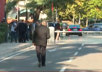 Pas betimit Sali Berisha largohet i vetëm nga Kuvendi