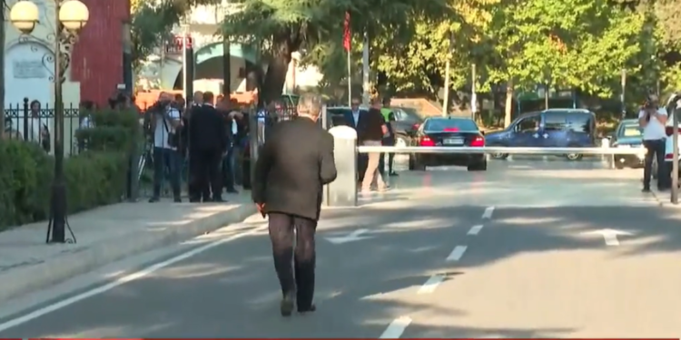 Pas betimit Sali Berisha largohet i vetëm nga Kuvendi