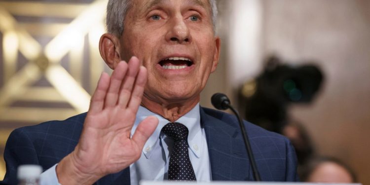 Faucci këmbëngul për dozë të tretë vaksine, ‘EMA’ është kundër