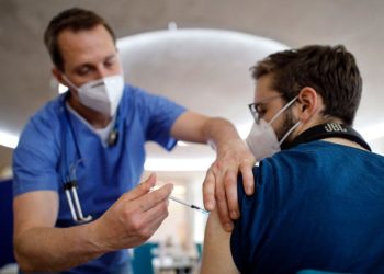 Plas skandali në Greqi/ Në zonën me 6 mijë banorë raportohen të vaksinuar 40 mijë persona