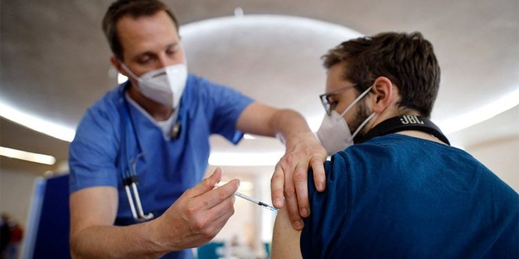 Plas skandali në Greqi/ Në zonën me 6 mijë banorë raportohen të vaksinuar 40 mijë persona