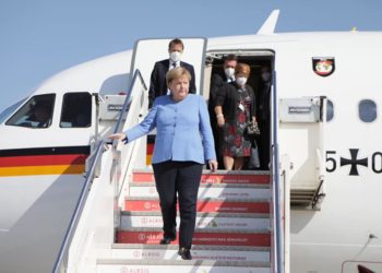 Merkel mbërrin në Tiranë, pritet nga Ministrja e Punëve të Jashtme