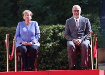 Ceremonia e “çuditshme”, Merkel e Rama dëgjojnë himnet ulur në karrige (FOTO)