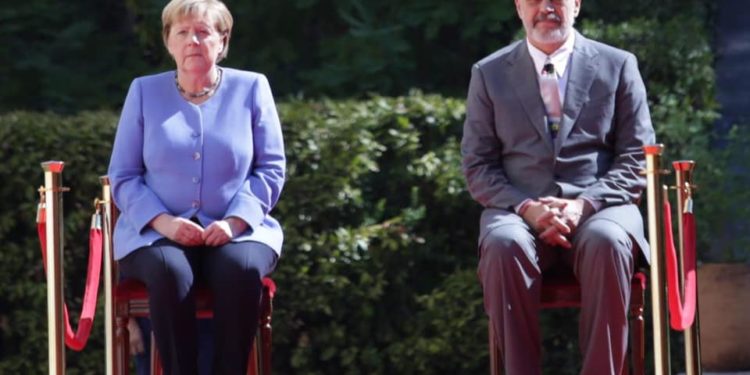Ceremonia e “çuditshme”, Merkel e Rama dëgjojnë himnet ulur në karrige (FOTO)