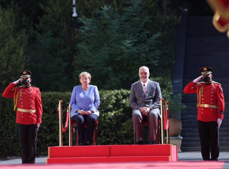 Ceremonia e “çuditshme”, Merkel e Rama dëgjojnë himnet ulur në karrige (FOTO)