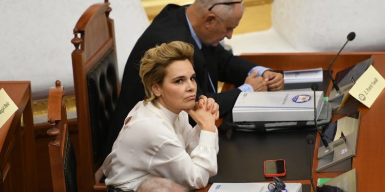 Monika Kryemadhi asnjë fjalë kundër Ramës, Ilir Meta uron Lindita Nikollën dhe flet me superlativa për Parlamentin e ri