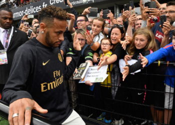 Neymar paguhet 6 milionë euro në vit për t’u përshëndetur me tifozët