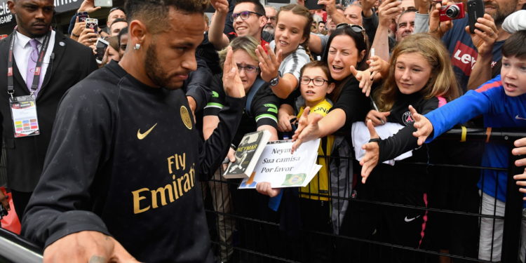Neymar paguhet 6 milionë euro në vit për t’u përshëndetur me tifozët