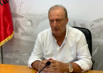 ‘Nami’ me Covid në Gjirokastër, prefekti jep alarmin: Ka një shthurje totale, personat e infektuar shëtisin të lirë (VIDEO)