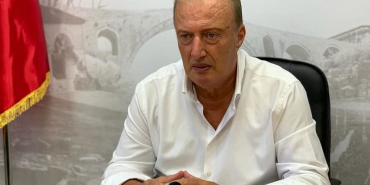 ‘Nami’ me Covid në Gjirokastër, prefekti jep alarmin: Ka një shthurje totale, personat e infektuar shëtisin të lirë (VIDEO)