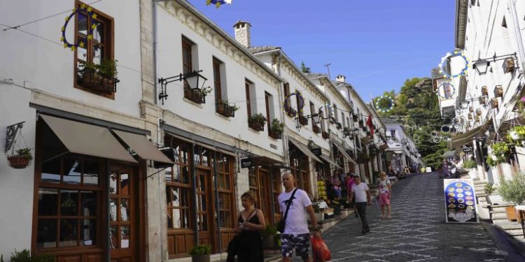 Turizmi lulëzon në Gjirokastër me investime nëpër këmbë