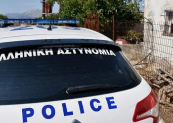 Çmendet emigranti shqiptar në Greqi, rreh brutalisht gruan dhe e le në dysheme të mbuluar nga gjaku