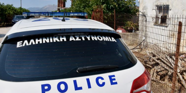 Çmendet emigranti shqiptar në Greqi, rreh brutalisht gruan dhe e le në dysheme të mbuluar nga gjaku