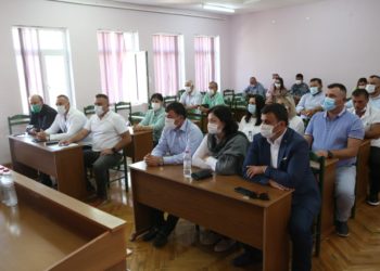 Damian Gjiknuri prezanton Mirela Kumbaron si drejtuesen e re politike në Gjirokastër