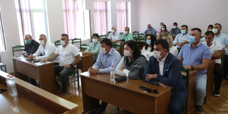 Damian Gjiknuri prezanton Mirela Kumbaron si drejtuesen e re politike në Gjirokastër