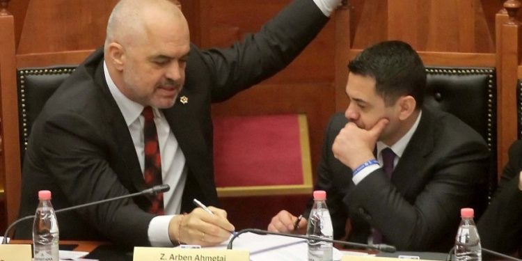 “Bo bo bo, pas tetë vjetësh prapë me të njëjtin fjalim ky…”, çfarë i tha Rama Ahmetajt në Kuvend për fjalimin e Bashës