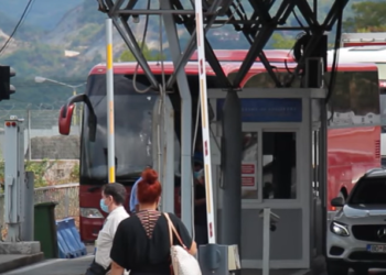 Nuk hyn dot në Shqipëri pa vaksinë ose tampon, ja çfarë ndodh në Kakavijë (VIDEO)