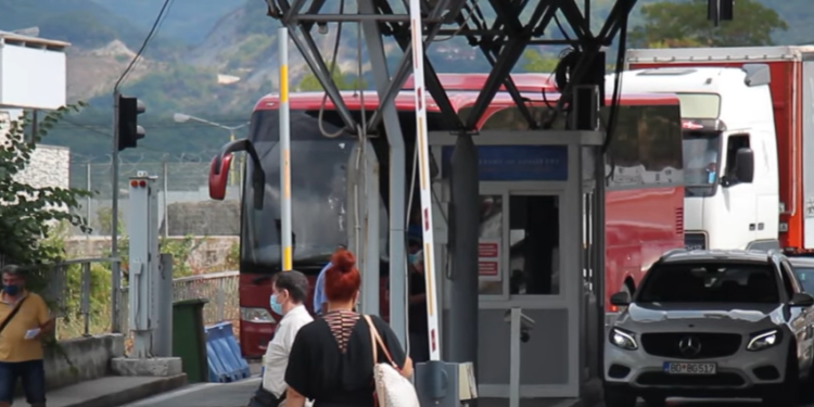 Nuk hyn dot në Shqipëri pa vaksinë ose tampon, ja çfarë ndodh në Kakavijë (VIDEO)