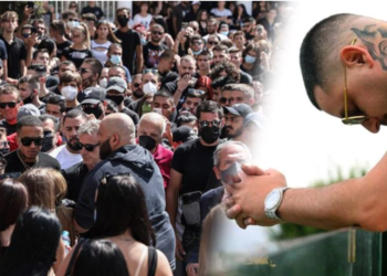 Shpejtësia i mori jetën, shihni çfarë bëjnë jashtë kishës miqtë e këngëtarit grek (VIDEO)