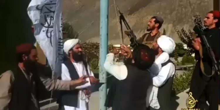 Thyhet dhe pengesa e fundit, talebanët ngrenë flamurin në Panjshir