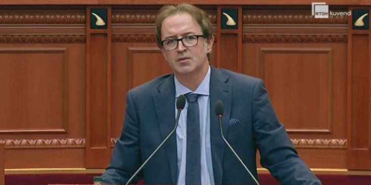 Deputeti i PD: Ç’desha që erdha këtu? Jeni banale, Albin Kurti ikonë, politikani më i pakorruptuar në Ballkan