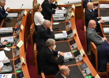 Berisha në Kuvend ulet me Tritan Shehun dhe Monika Kryemadhin (FOTO)