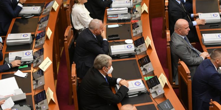 Berisha në Kuvend ulet me Tritan Shehun dhe Monika Kryemadhin (FOTO)