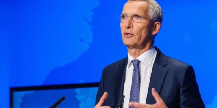 Stoltenberg bisedon me Kurtin dhe Vuçiçin për situatën në veri