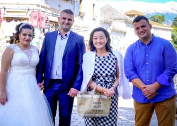 Ambasadorja amerikane për fundjavë në Gjirokastër, pozon në Pazar me çiftin e sapomartuar