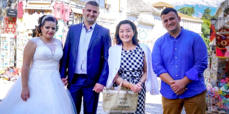 Ambasadorja amerikane për fundjavë në Gjirokastër, pozon në Pazar me çiftin e sapomartuar