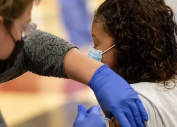 CDC: Efektiviteti i vaksinave Covid-19 bie deri në 75%