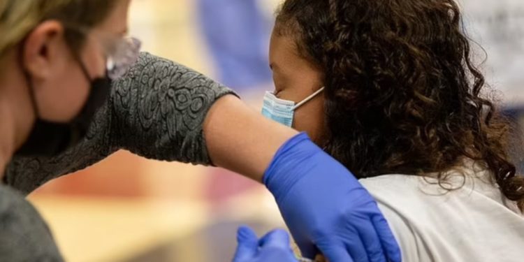 CDC: Efektiviteti i vaksinave Covid-19 bie deri në 75%