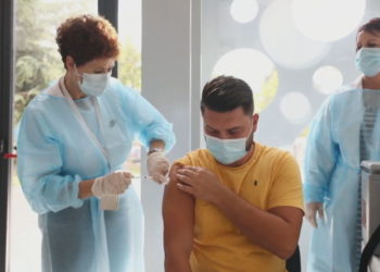 Vendoset afat/ Studentët dhe pedagogët duhet të vaksinohen brenda 11 tetorit