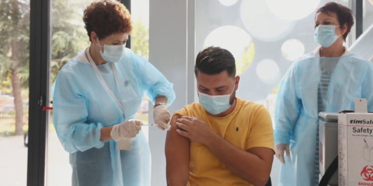 Vendoset afat/ Studentët dhe pedagogët duhet të vaksinohen brenda 11 tetorit