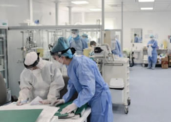 Studimi: Mutacioni Delta dyfishon rrezikun për t’u shtruar në spital tek të pavaksinuarit