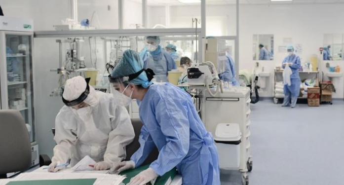 Studimi: Mutacioni Delta dyfishon rrezikun për t’u shtruar në spital tek të pavaksinuarit