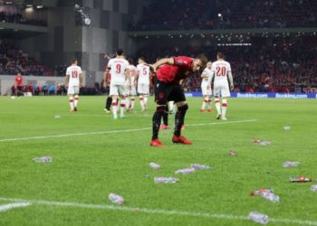 Hedhja e shisheve në “Air Albania”, FIFA dënon edhe Poloninë