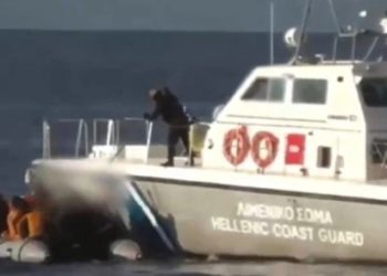 Refugjatët afganë mbërrijnë në brigjet greke, roja bregdetare i godet me shkop: Largohuni, s’keni vend këtu