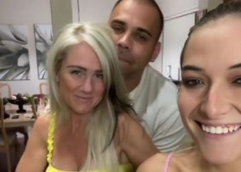 Habit gruaja: Burri im shkon edhe me nënën dhe motrën time disa herë në javë